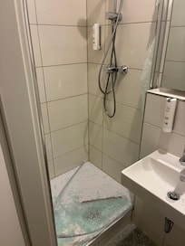 Zersplitterte Duschwand