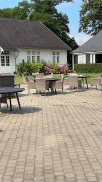 Smukt sted med gode opholdsfaciliteter udenfor.