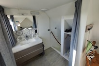 Kinderzimmer zwischen Waschbecken und Treppe