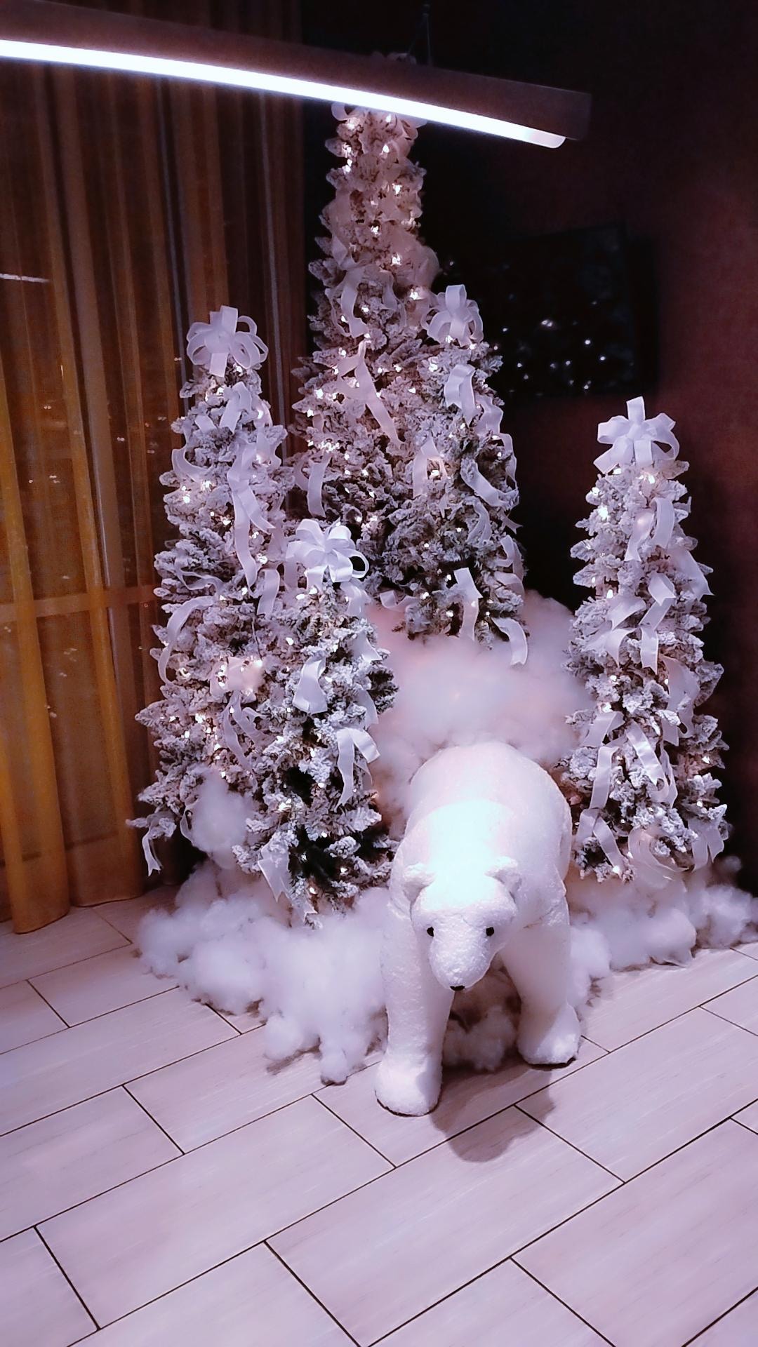 Love the tree and decorations 