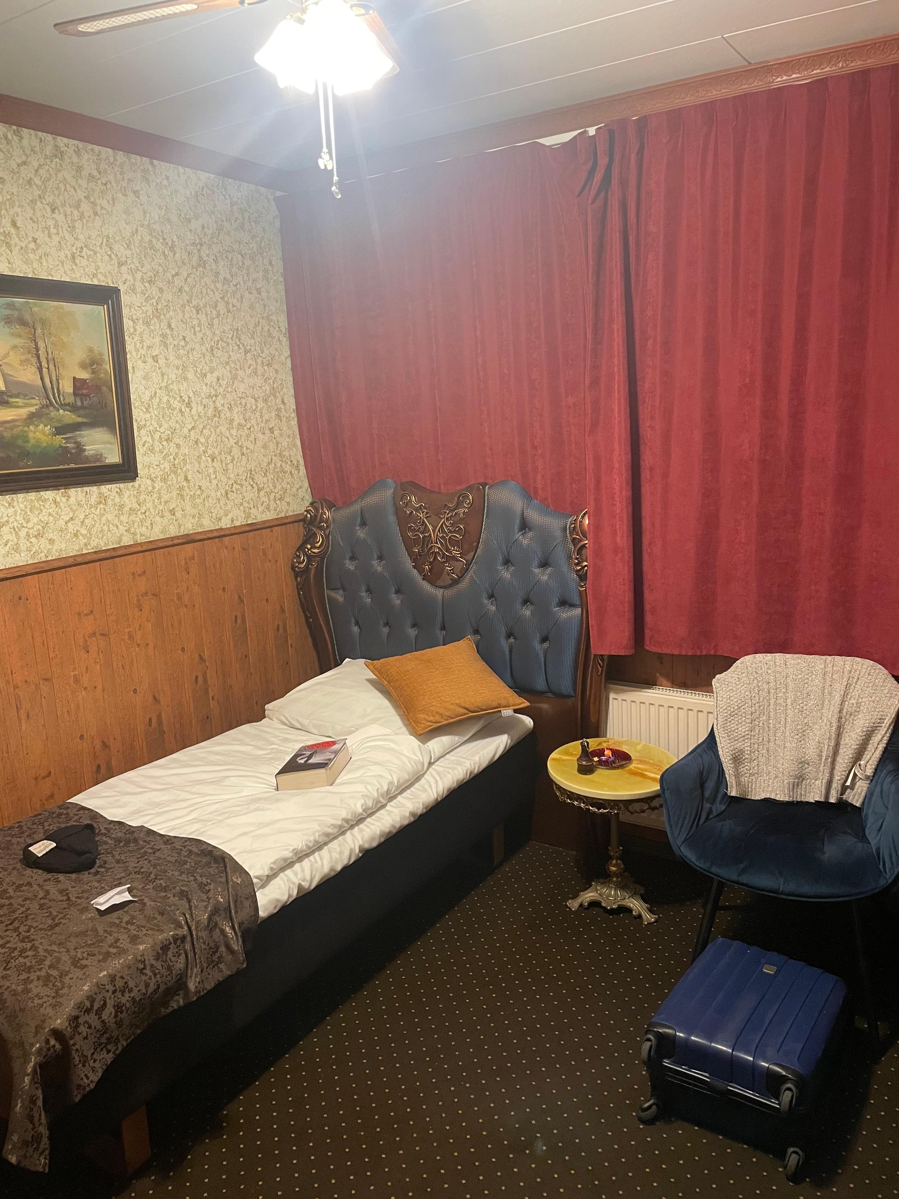 Single room, very comfortable bed. 