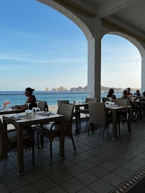 This Mediterranean coffee shop/bar is a place that you can just relax and watch the beautiful ocean.