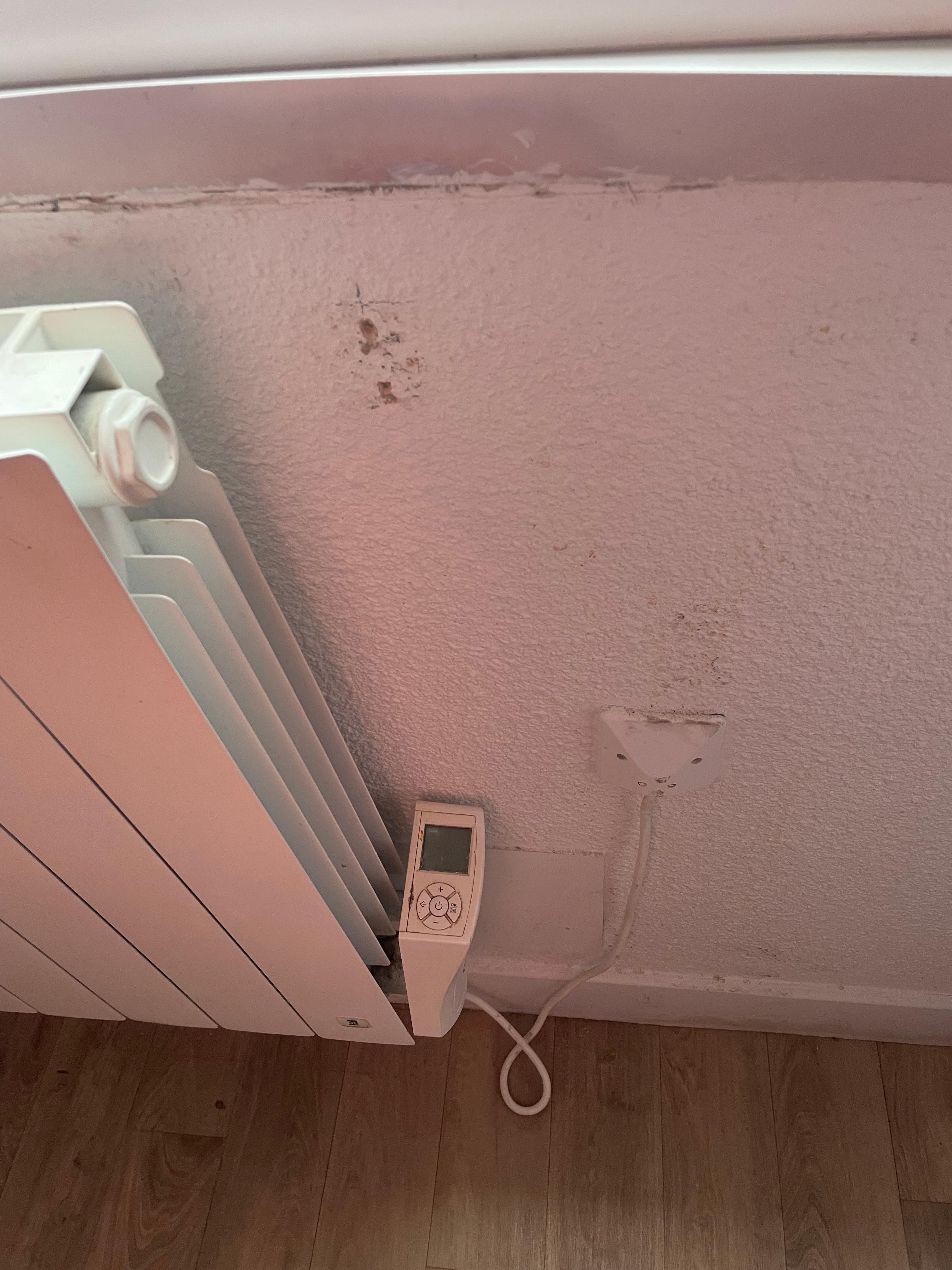 Sous la fenêtre dans la chambre