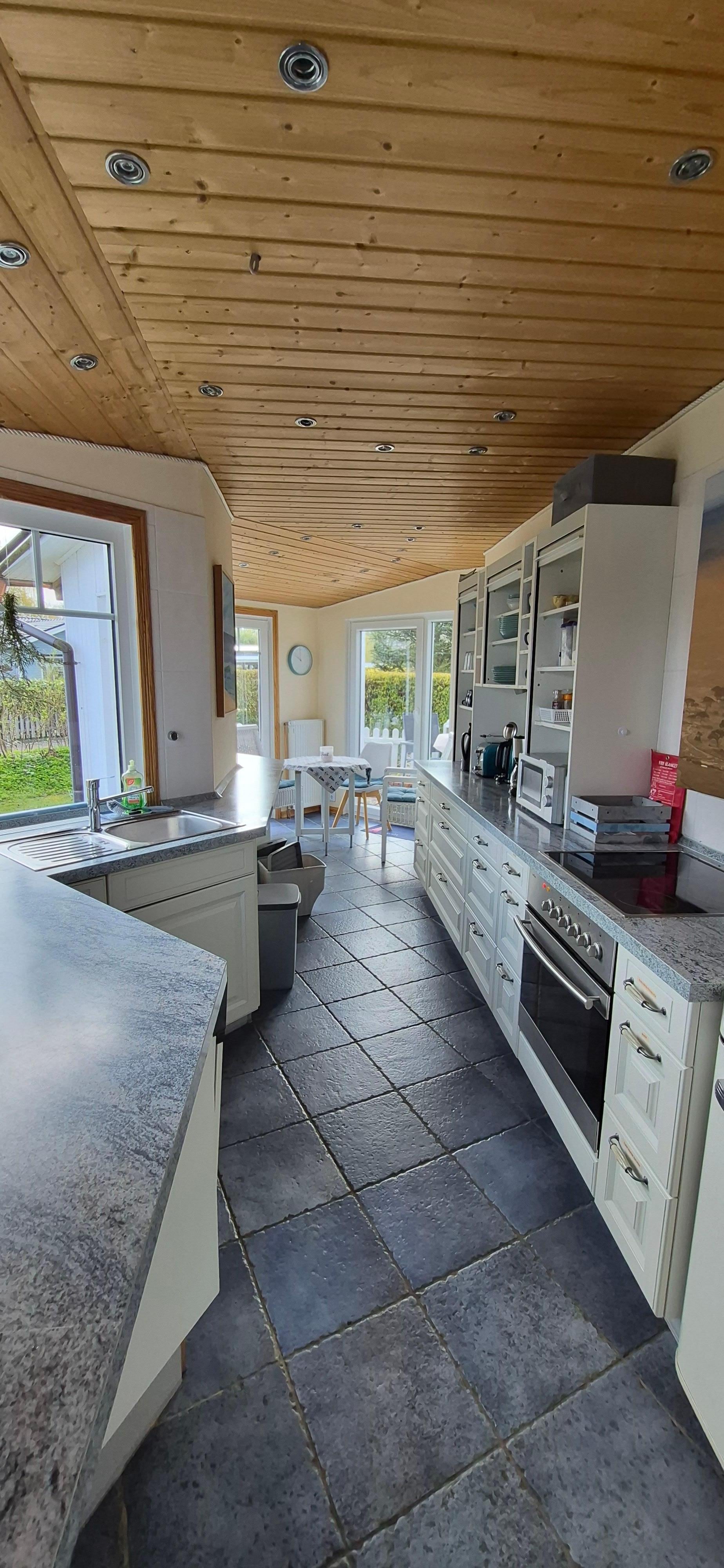 Küche mit kleinem Essbereich