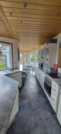 Küche mit kleinem Essbereich