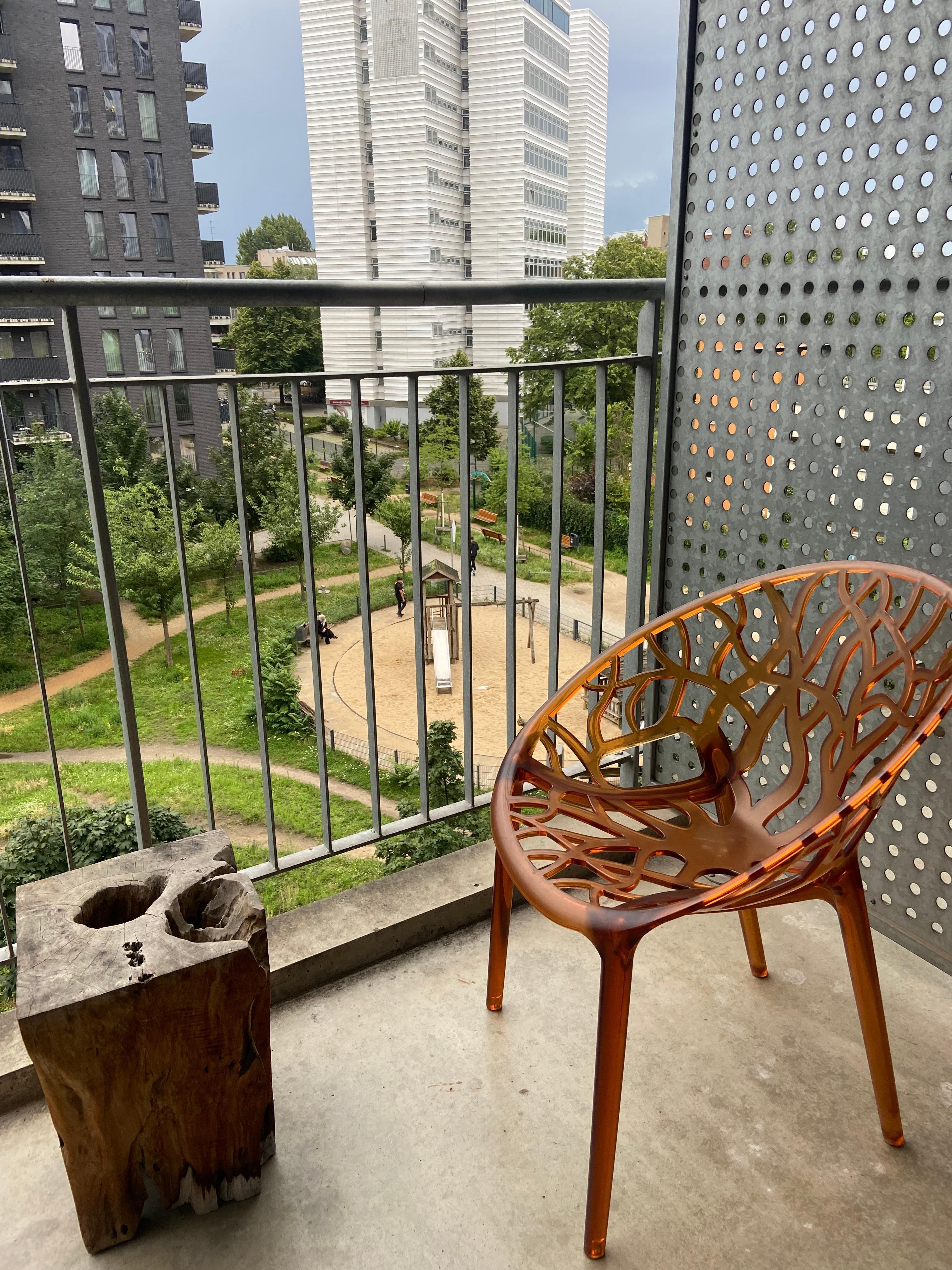 Der er udsigt til fint grønt område med legeplads, mulighed for at lufte hunde og mange bænke