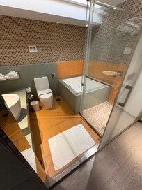 シャワーブースとバスタブが別で便利