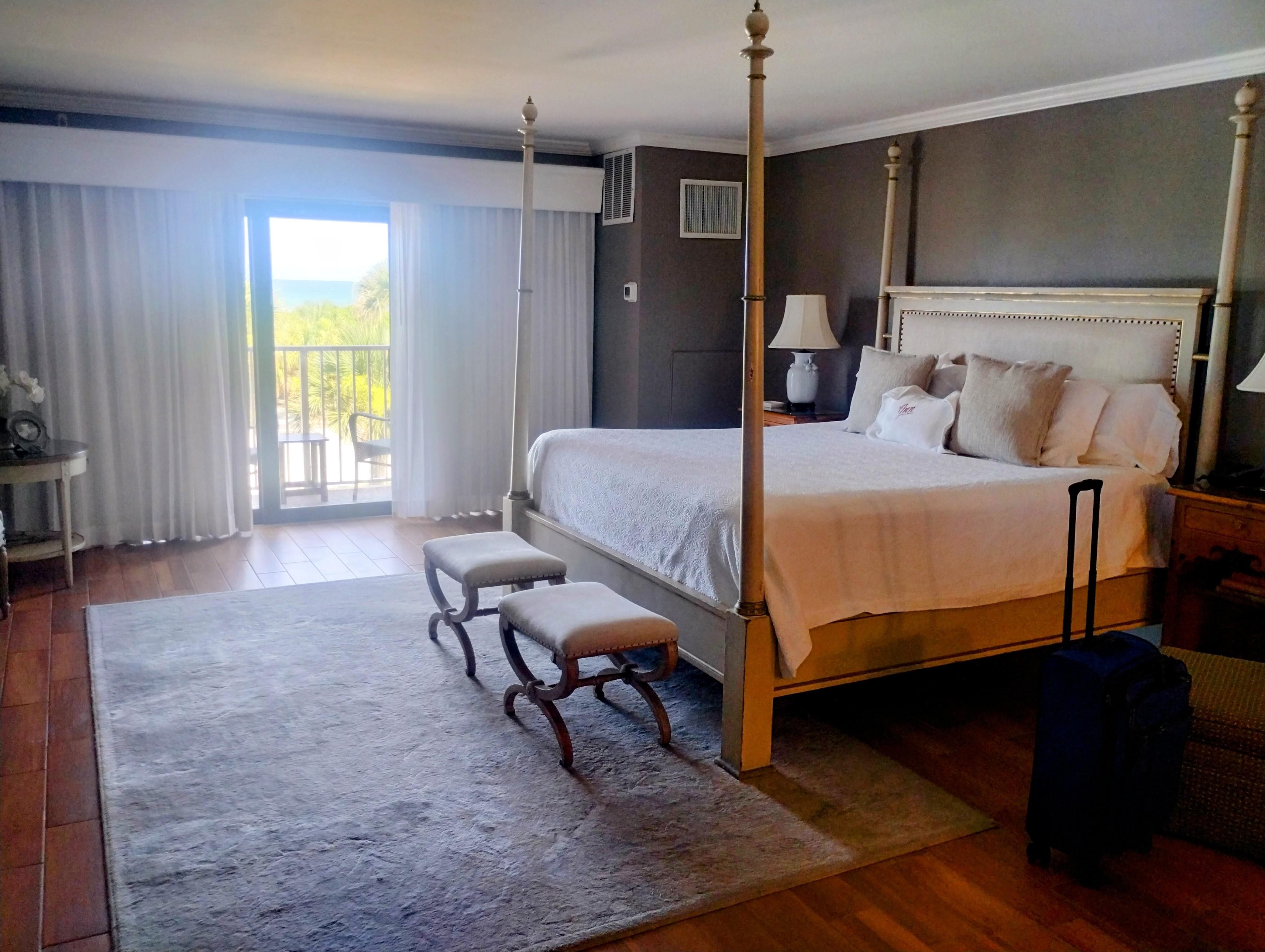 Big room with cute decor.
