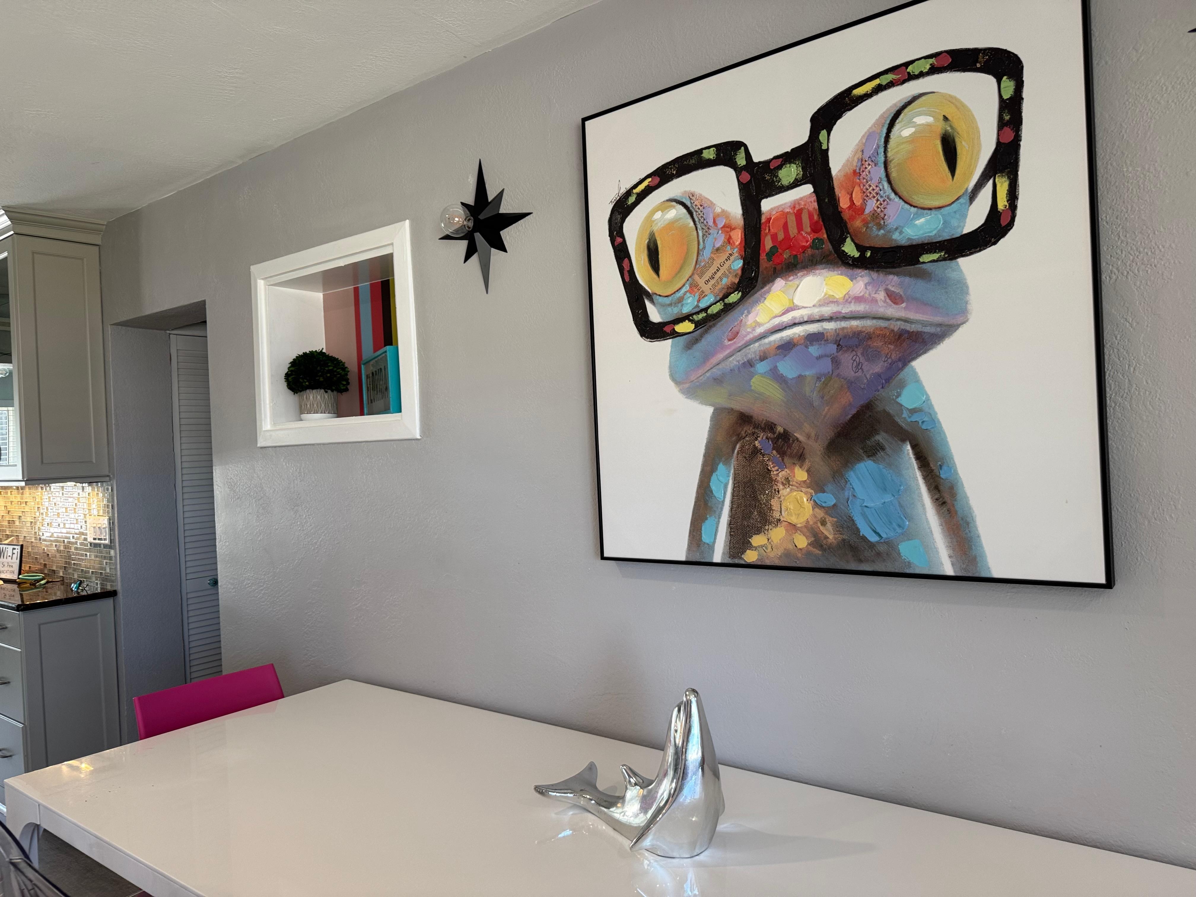 Love the decor and artwork 