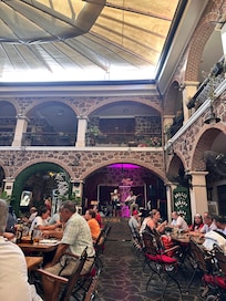 Canlı müzik söyleyen arkadaşların da sesi mükemmeldi.