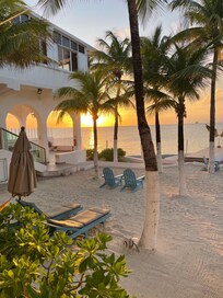 Plage aménagée et magnifiques couchers de soleil