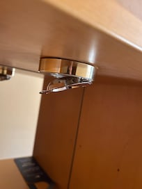 Lampe im Vitrinenschrank hängt daneben