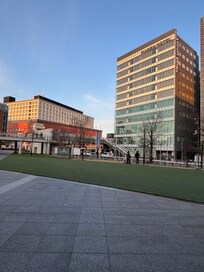 左が日航ホテル右がピアッツァホテルです。1階にコンビニがあるので大変便利です。とにかく快適なホテルでした。次回もまた宿泊したいと思います。