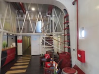 Reception con scala a chiocciola per la colazione