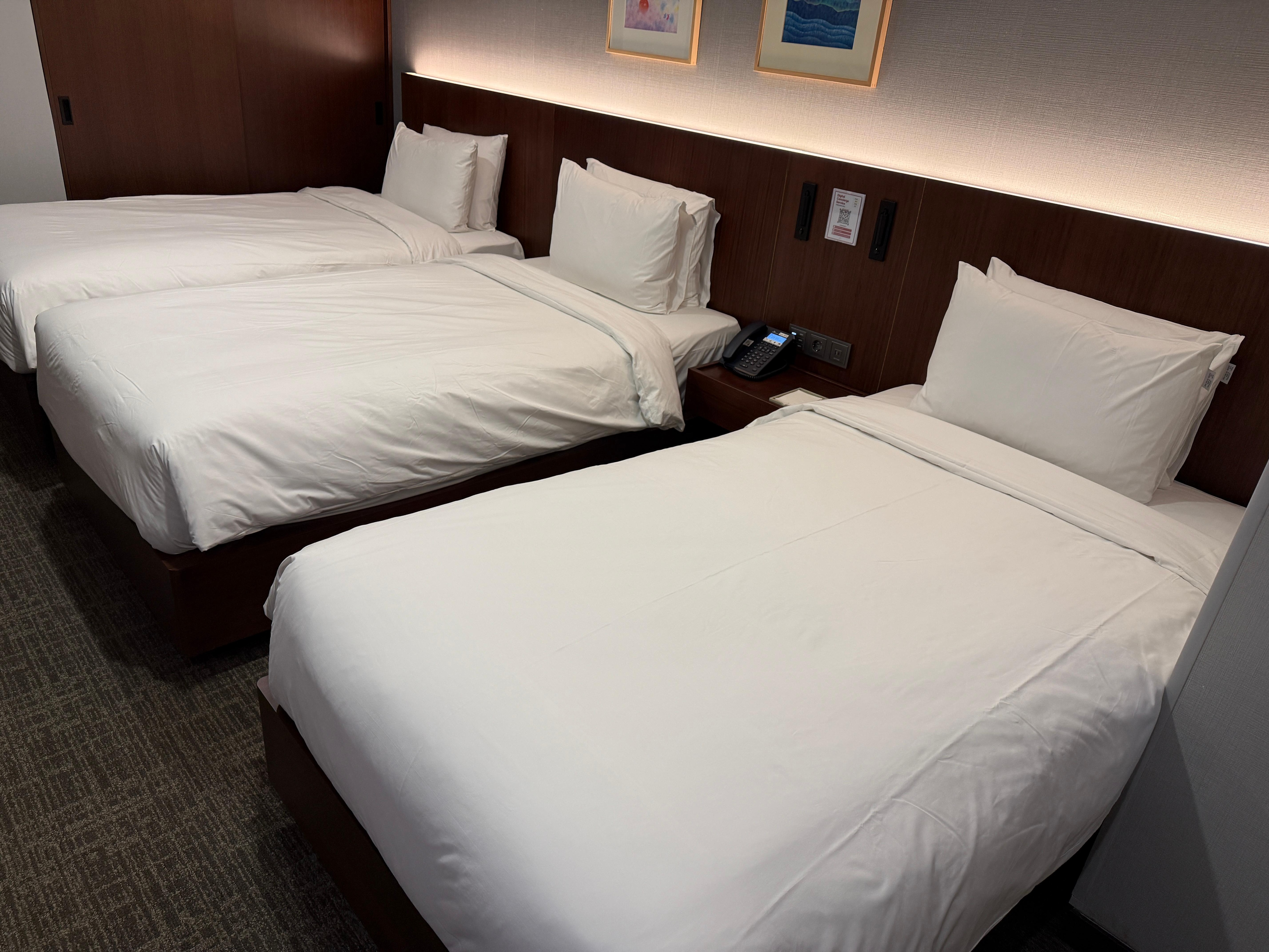 三張單人床，床褥偏硬很舒服