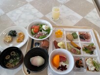 朝食ブッフェ。酢橘のとり天、わかめや鳴門金時の天ぷらも美味でした。蕎麦のお汁も郷土料理で美味しかったです。酢橘マーマレードもヨーグルトと合いました