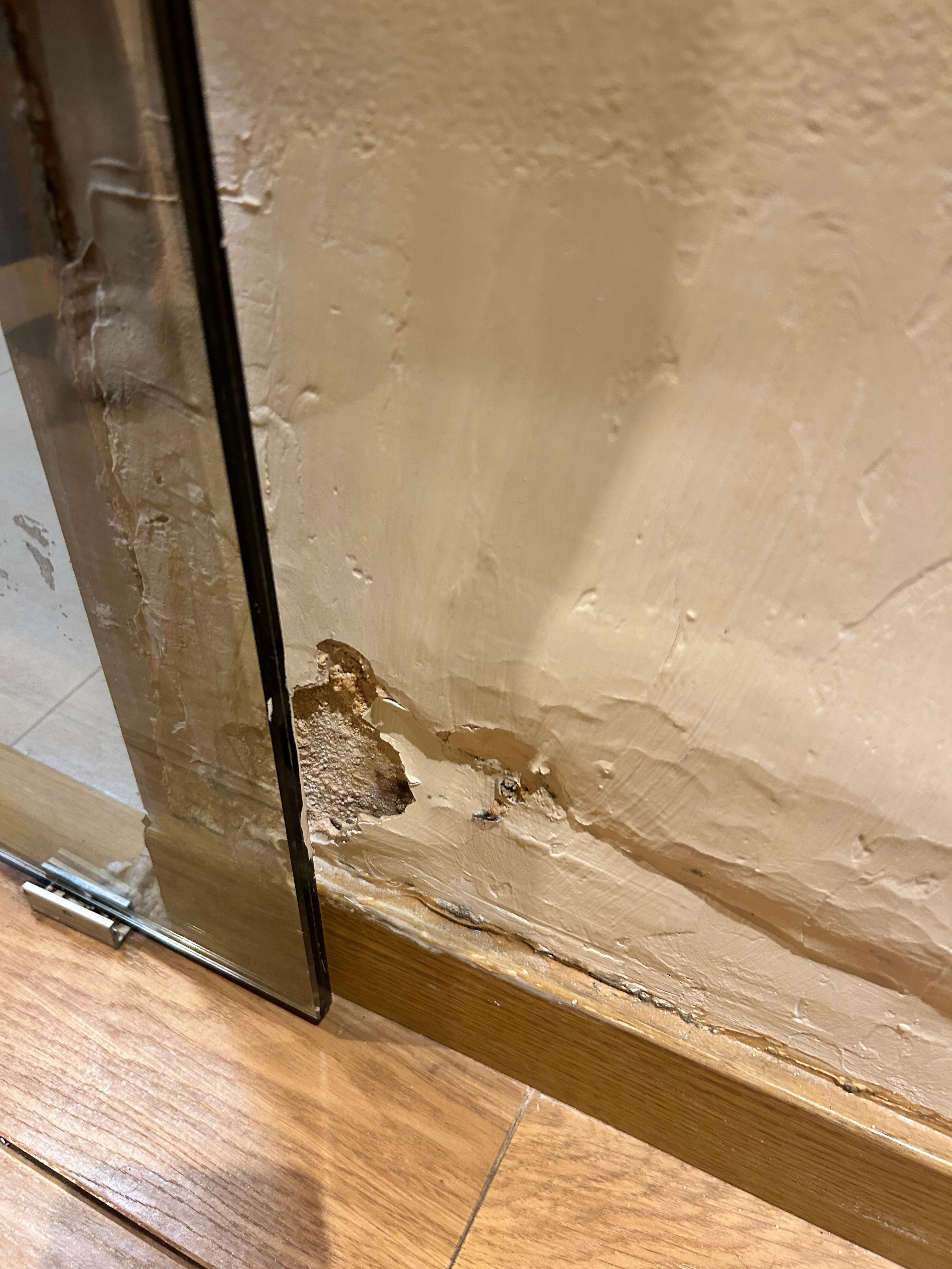 Vicino alla porta del bagno