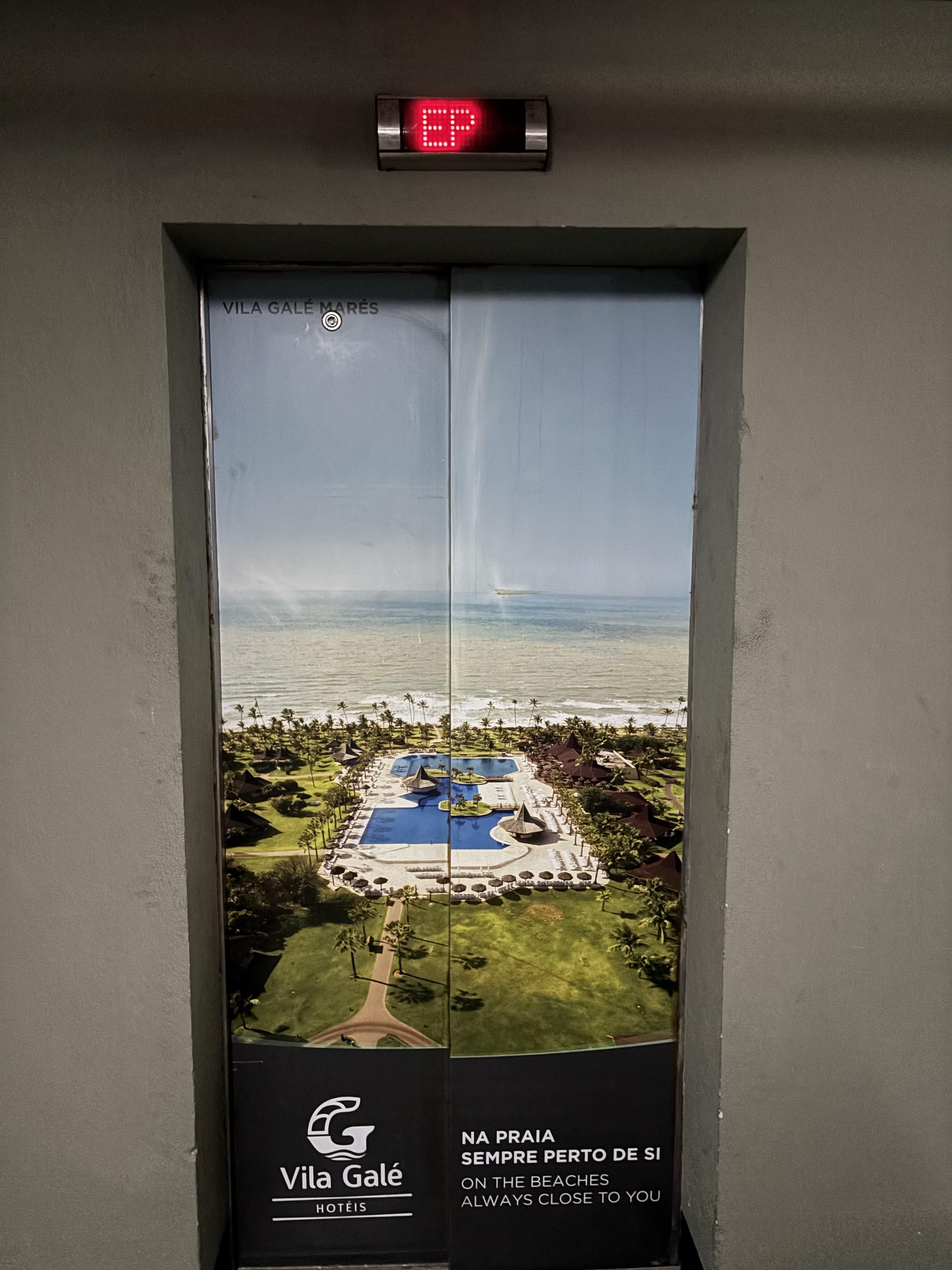 Elevador parado em horário de pico.