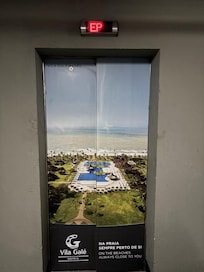 Elevador parado em horário de pico.