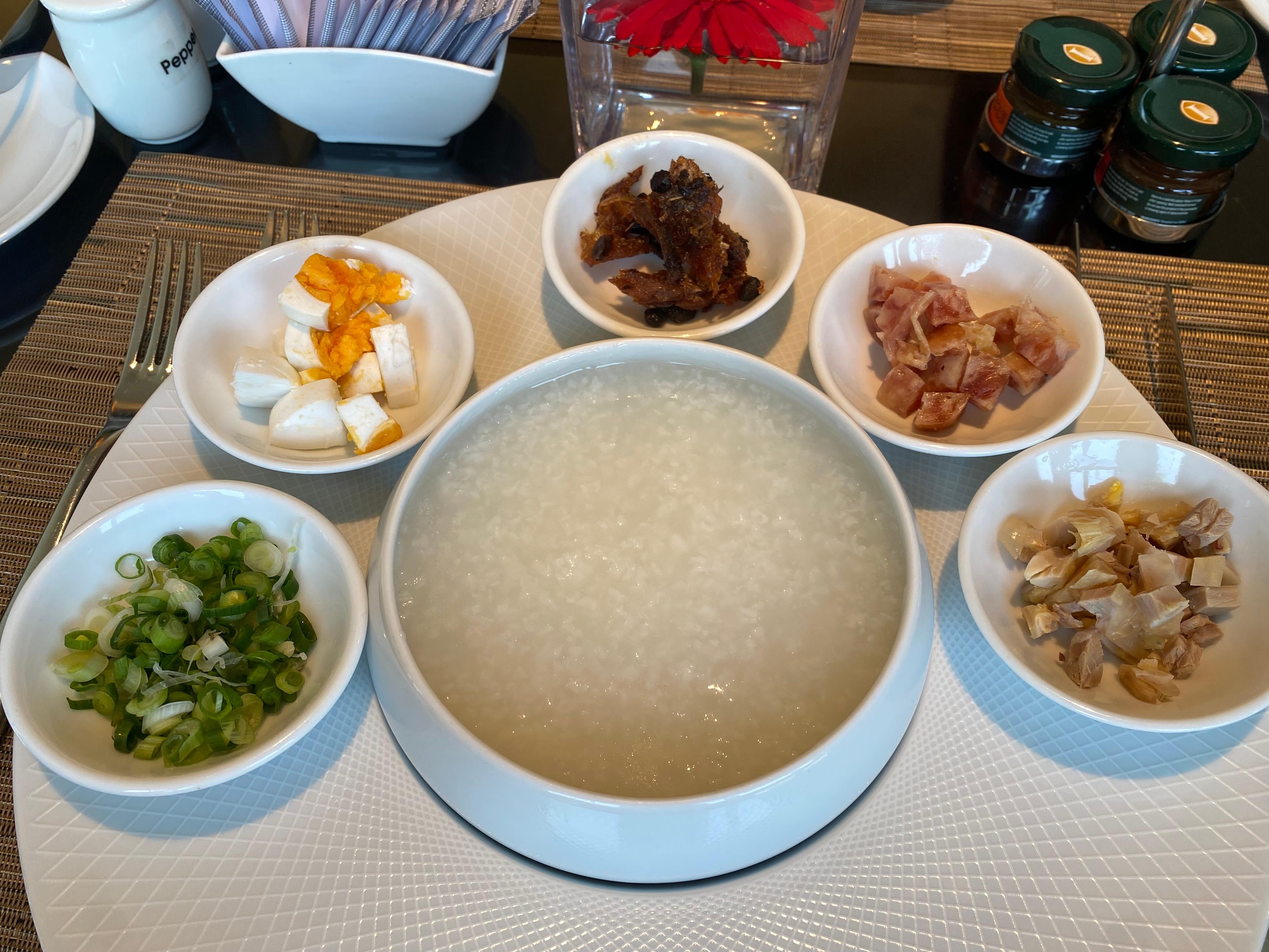 クラブラウンジの中華粥の
朝食