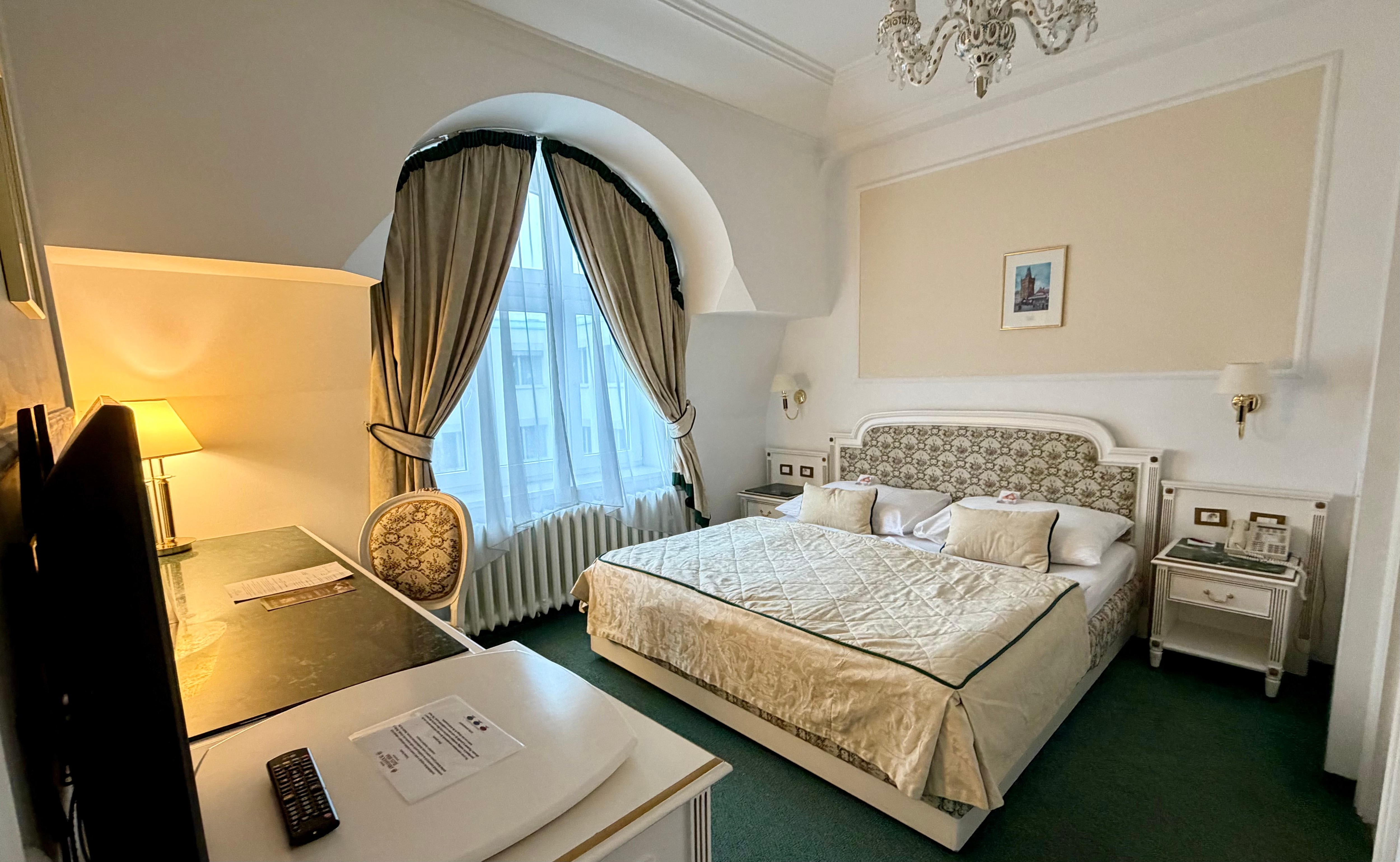 Chambre principale, très grand lit 