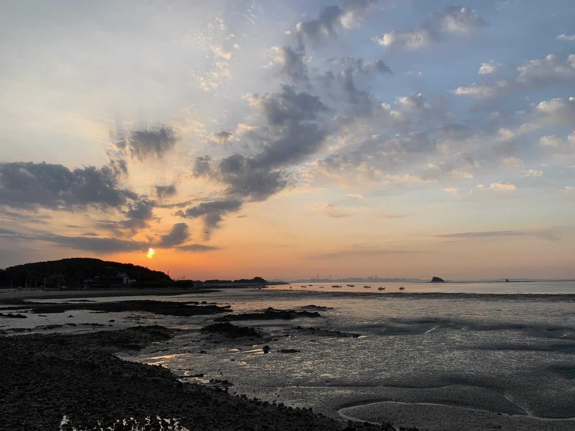 舞衣島（ムイド）に渡る手前に、蚕津島（チャムシンド）という小島がありますが、そのチャムシンドから仁川市内を撮影した画像。