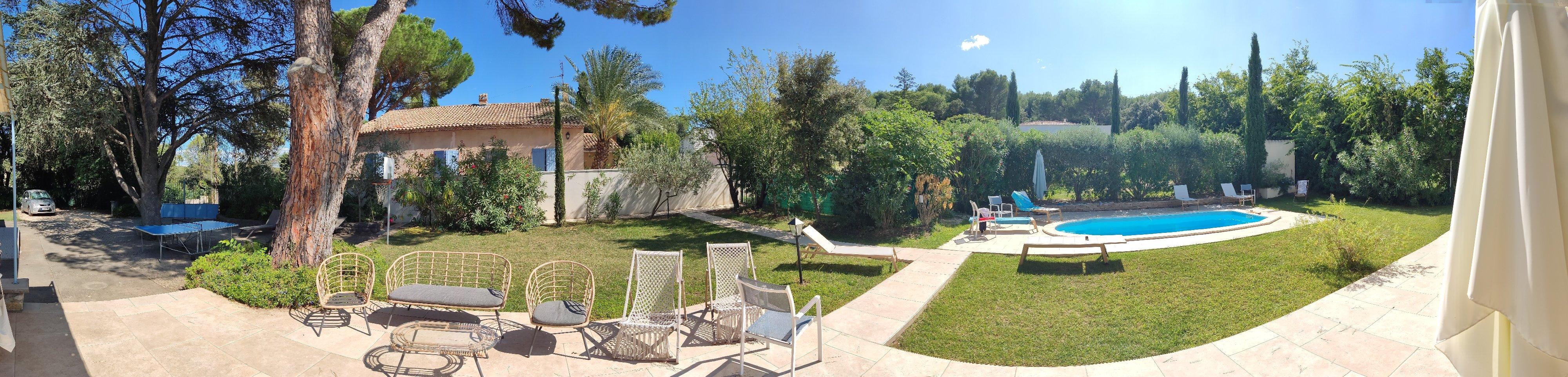 Blick ums Haus vom Parkplatz bis hin zum Pool