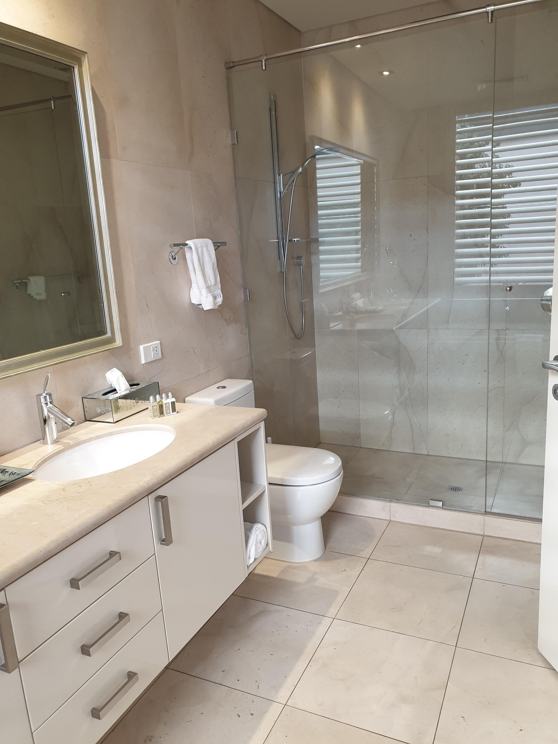 Ensuite, bath out of view