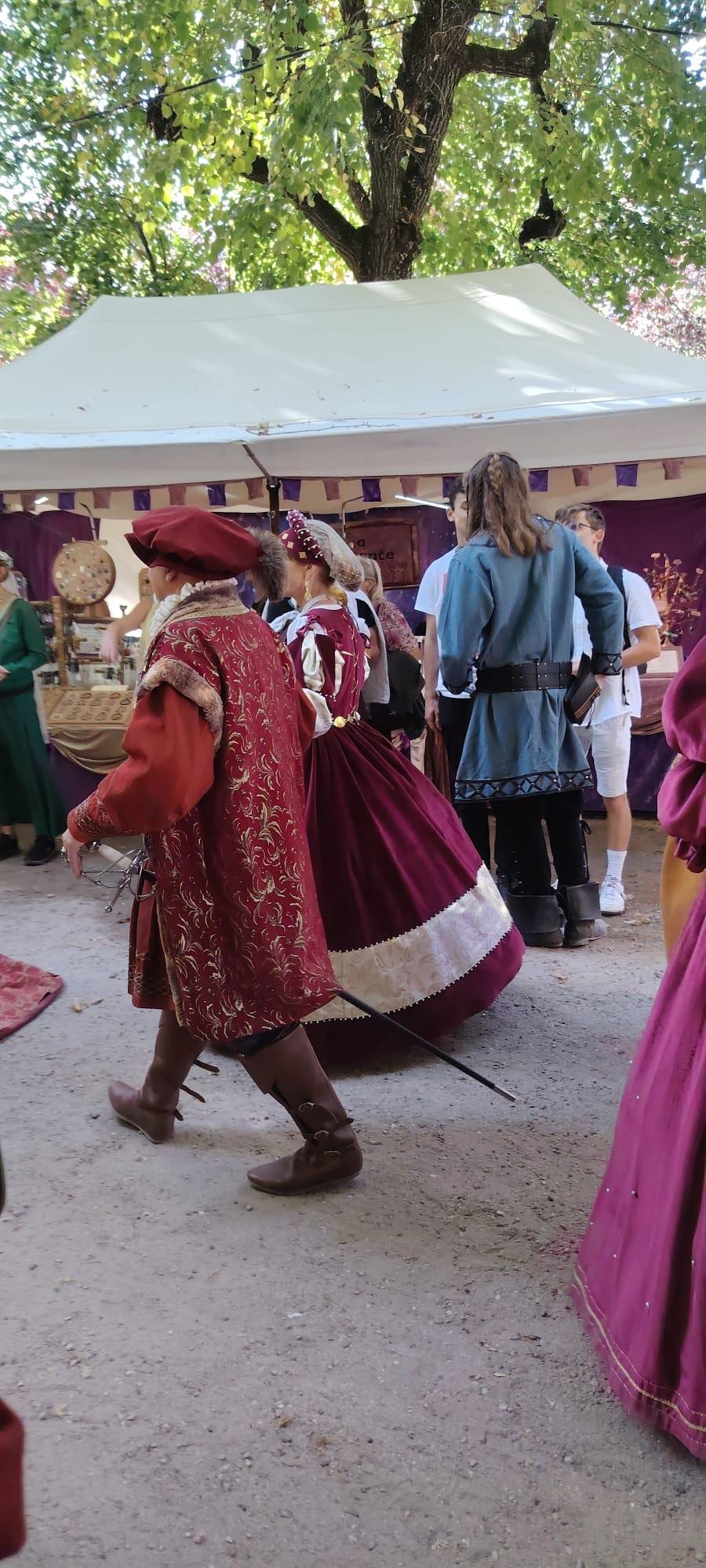 Toute la ville se mobilise pour accueillir les visiteurs et les féru de reconstitution historique comme moi.