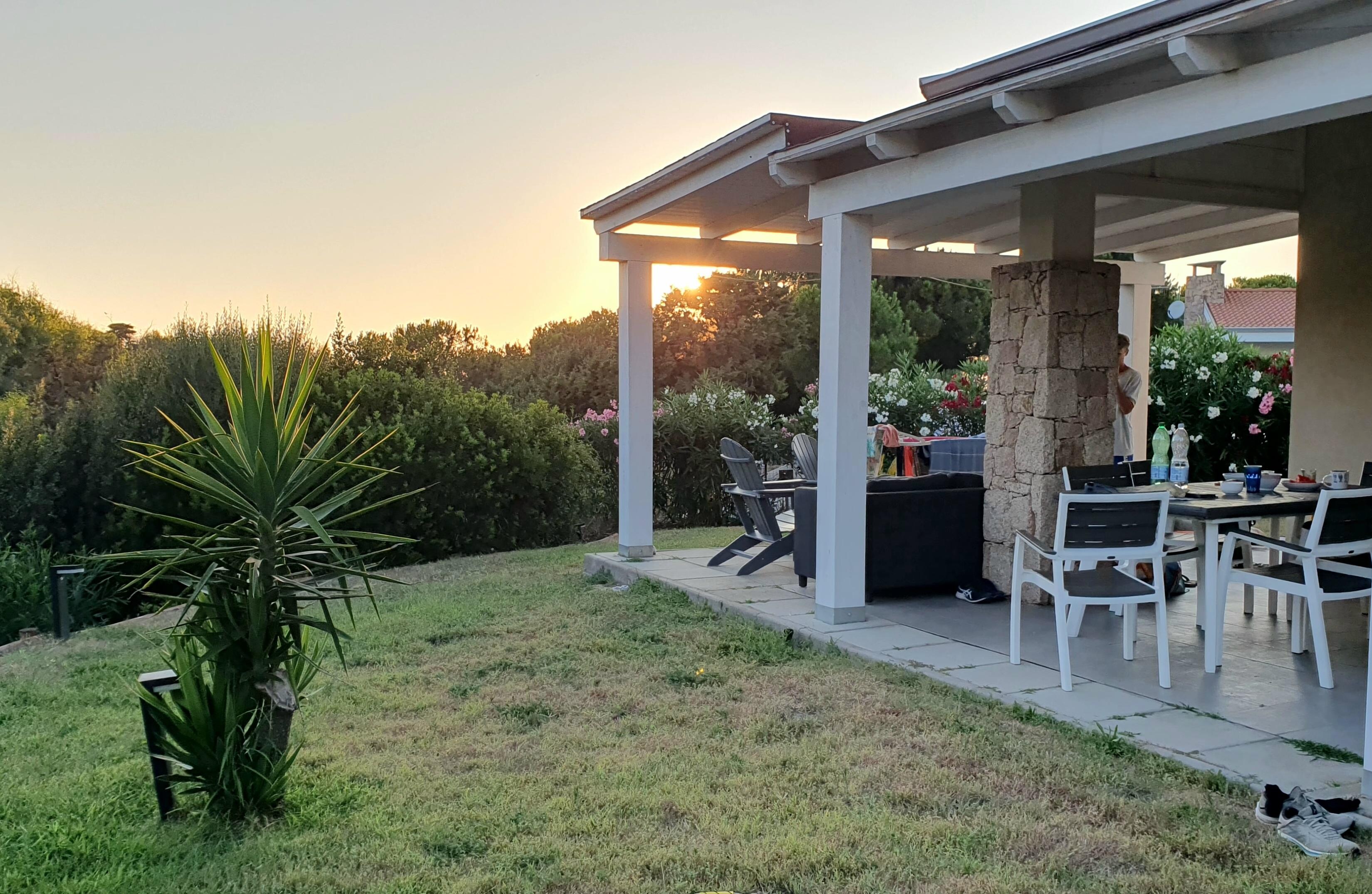 Blick auf Terrasse und Garten bei Sonnenuntergang
