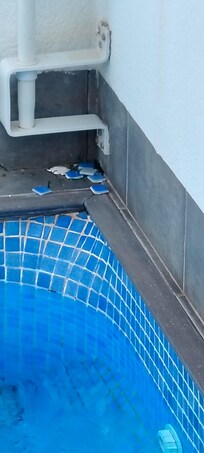 Loose pool tiles