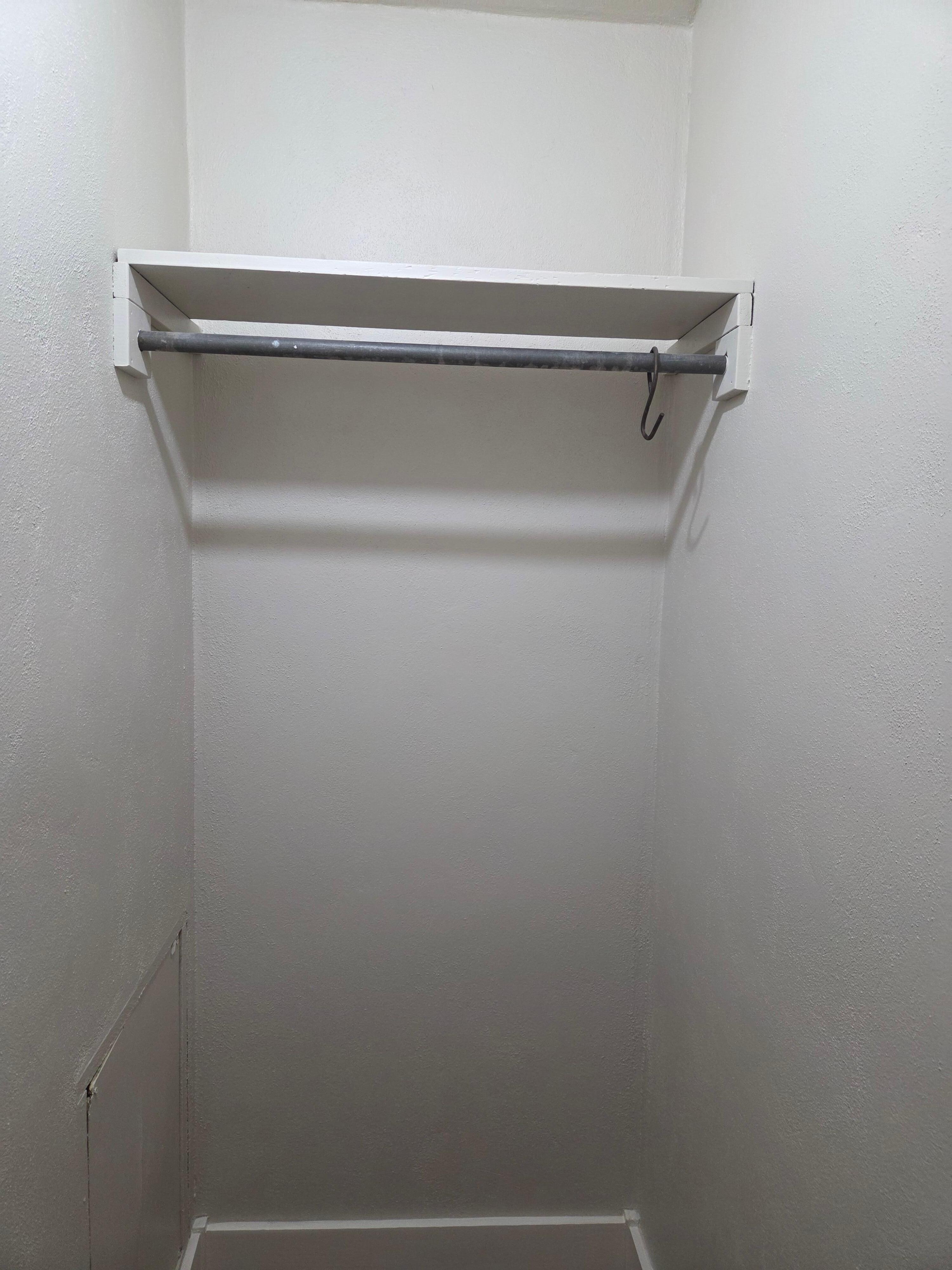 Closet with no hangers 