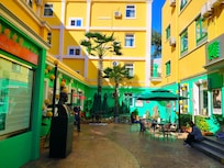 旅客常在中庭喝賓館提供的咖啡閒聊