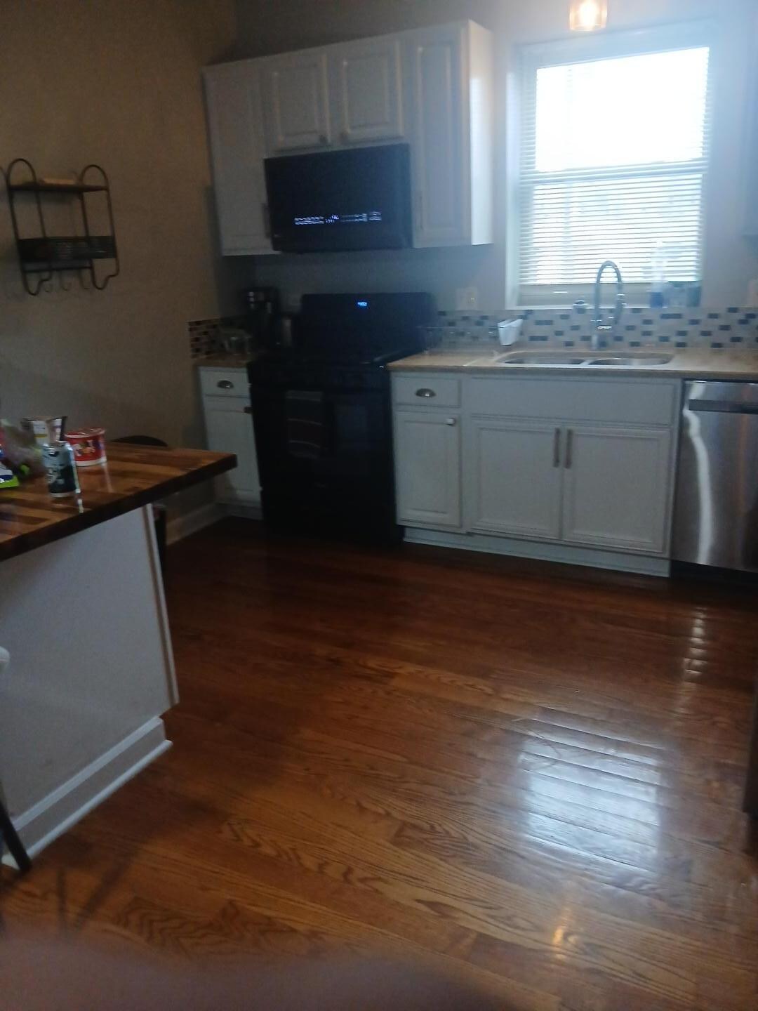 Full size kitchen with coffe maker , dishwasher, wine cooler, toaster , microwave and kitchen gadgets..really nice!
