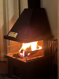 Lareira pra aquecer a noite.