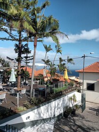 Blick auf Terrasse vom Restaurant