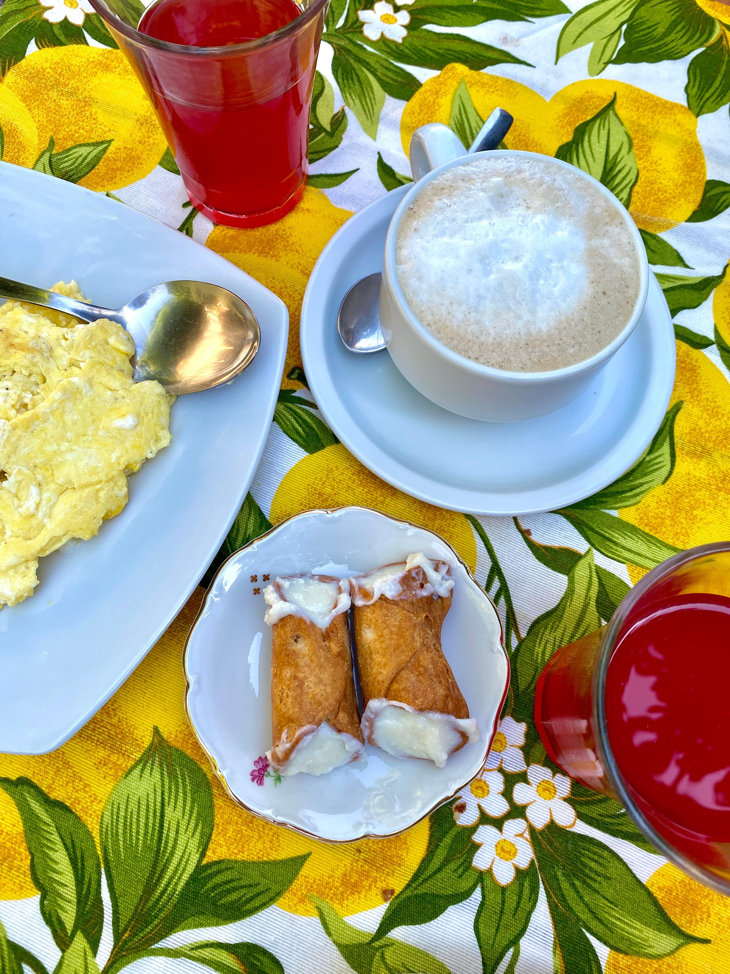 Goda frukostar i trädgården. Varje dag något lite nytt. 