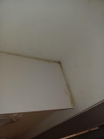 Tablette horriblement sale au dessus des toilettes
