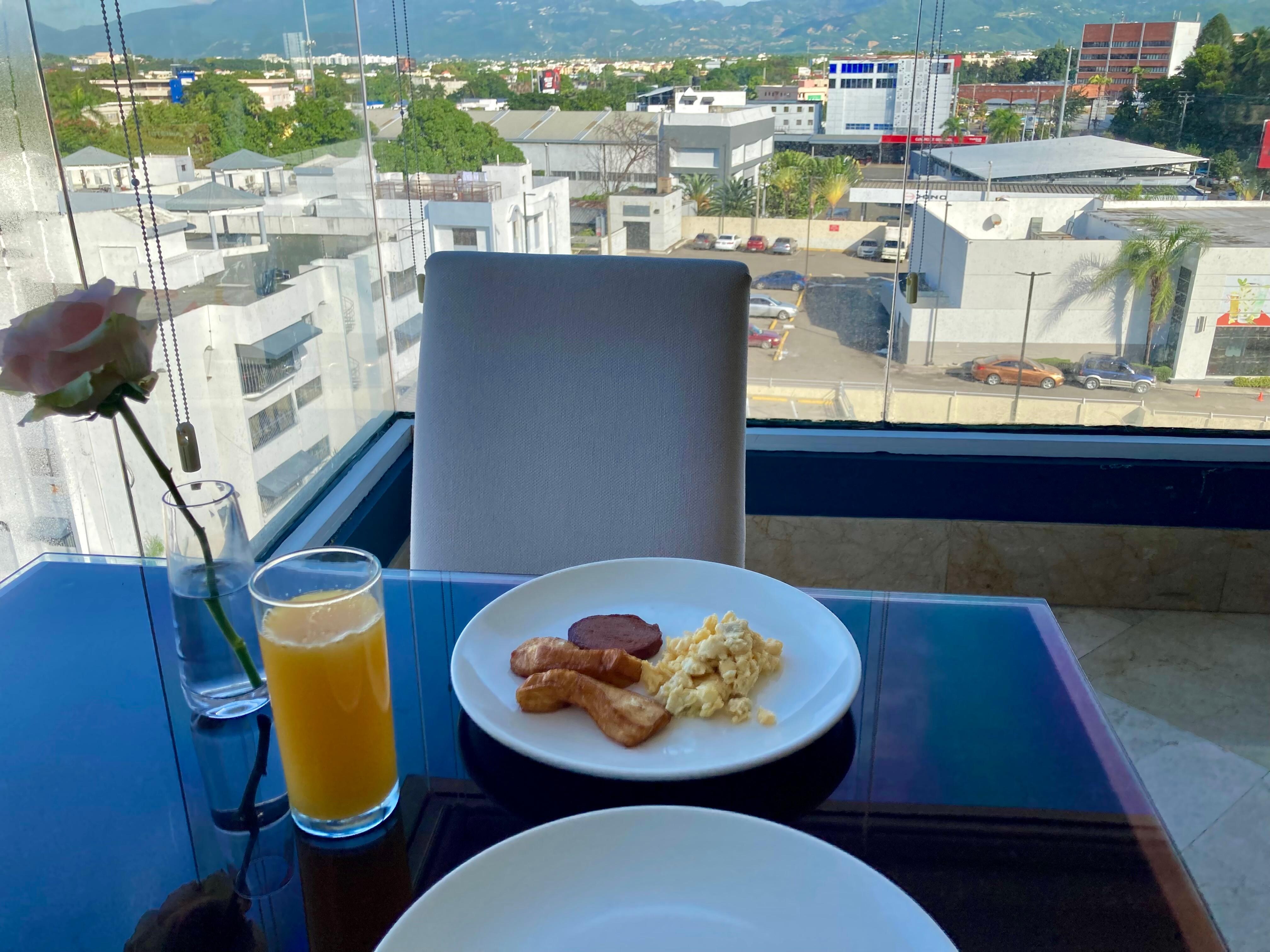 Un desayuno típico con la vista de la ciudad al fondo es reanímate. El bufete también es excepcional 