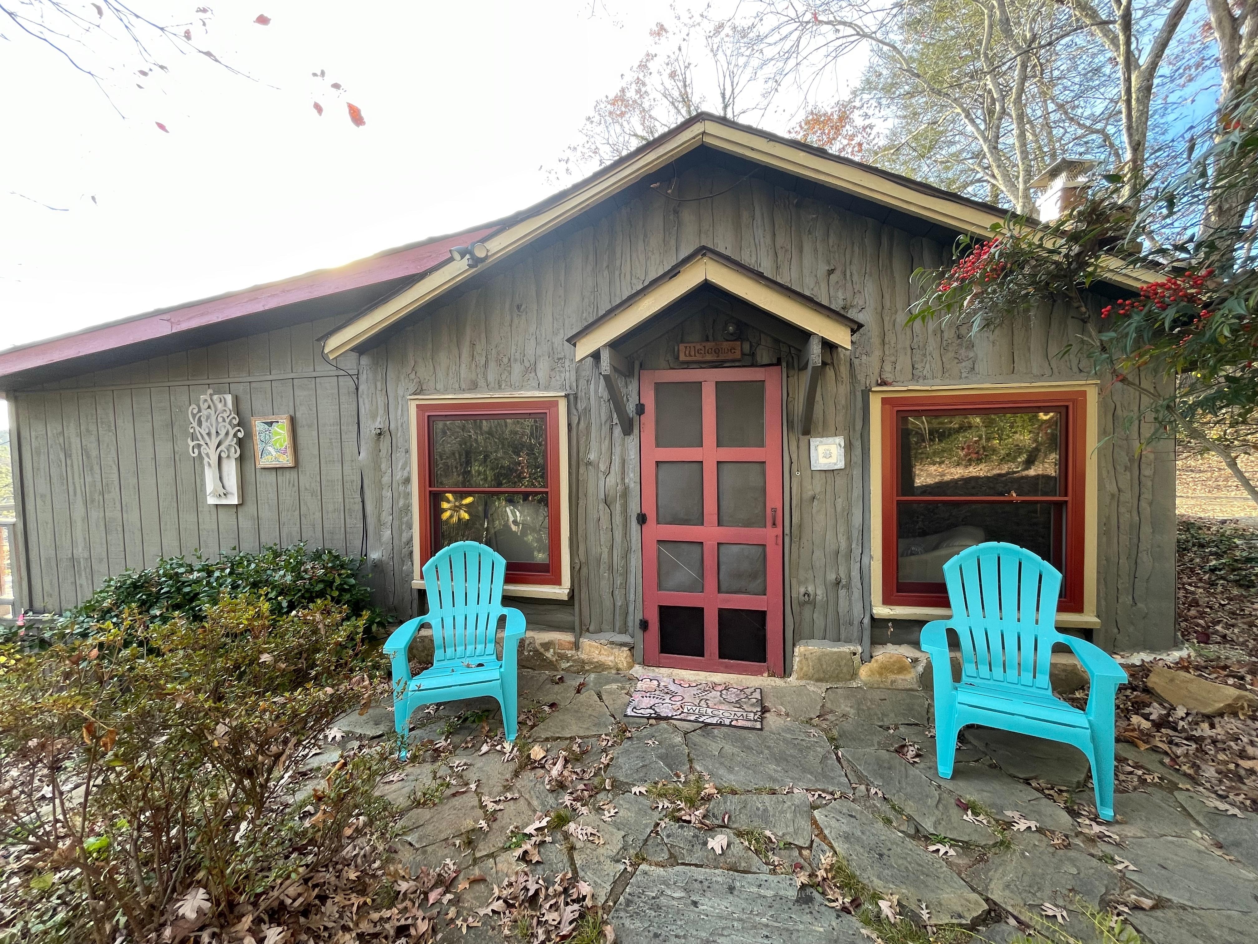 Front of cabin-so cute!! 