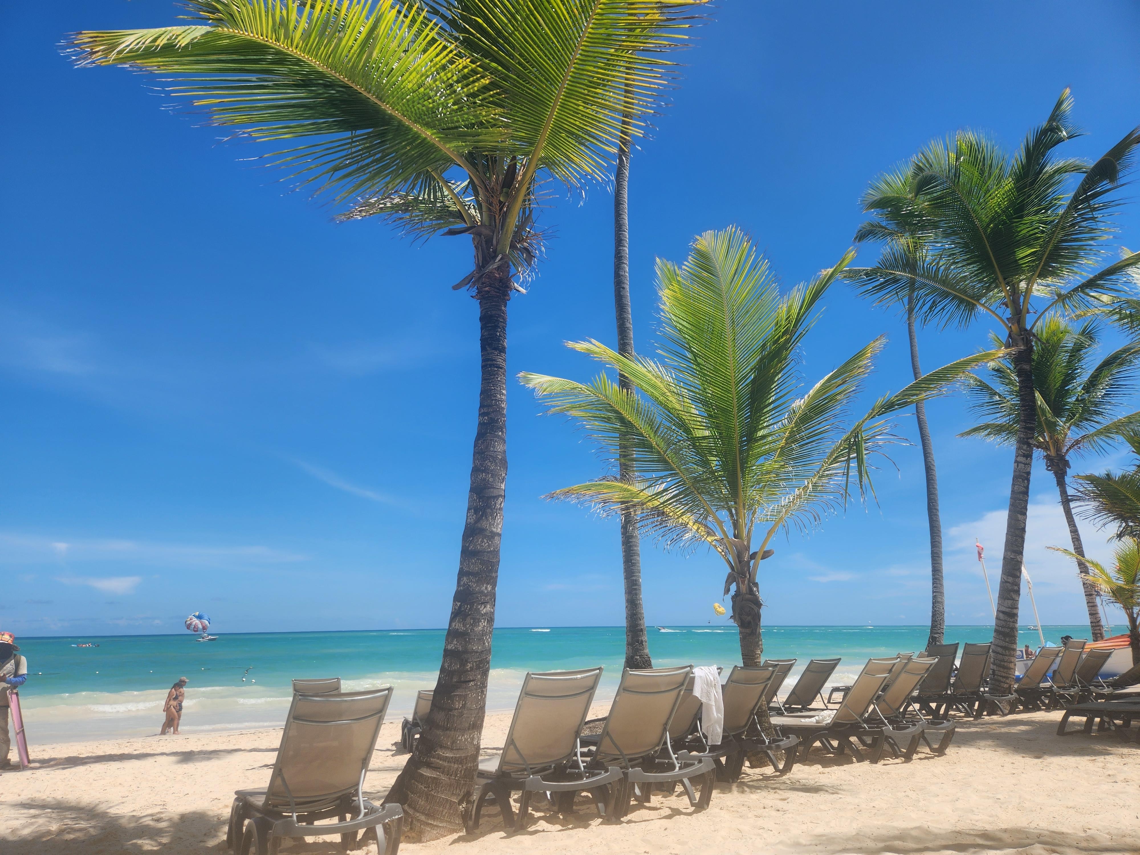 La playa hermosa aunque su oleaje es fuerte. 