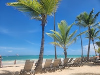 La playa hermosa aunque su oleaje es fuerte.