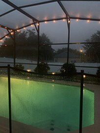 The pool area was very pretty at night !
