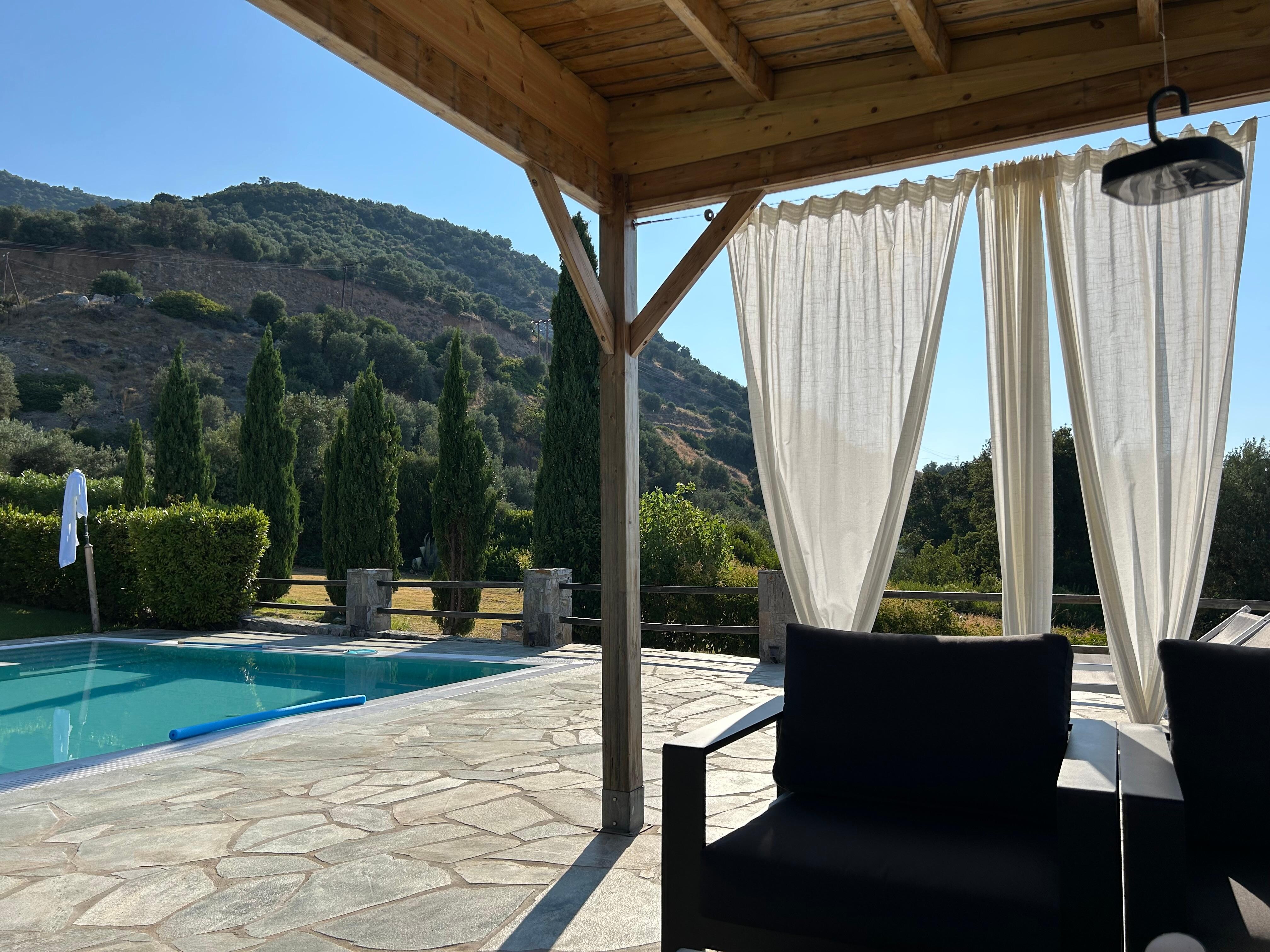 Heerlijke zithoek met uitzicht over zee en vasteland van Griekenland