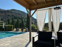 Heerlijke zithoek met uitzicht over zee en vasteland van Griekenland