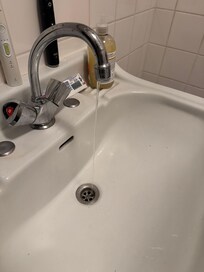 Das Kaltwasser, Wahnsinns Strahl!
Waschen unmöglich