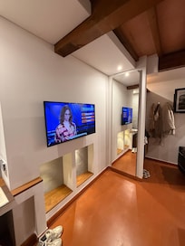 Tv, poltronas, ar, e mesinha com cadeira