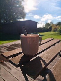 Herbstsonne auf der Terrasse genieĂen