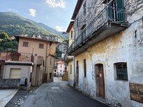 Walking into Nesso: Copyright Mike Bivona