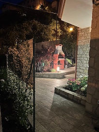 Der seitliche Grillplatz mit den 4 kostenlos zur Verfügung gestellten Fahrrädern